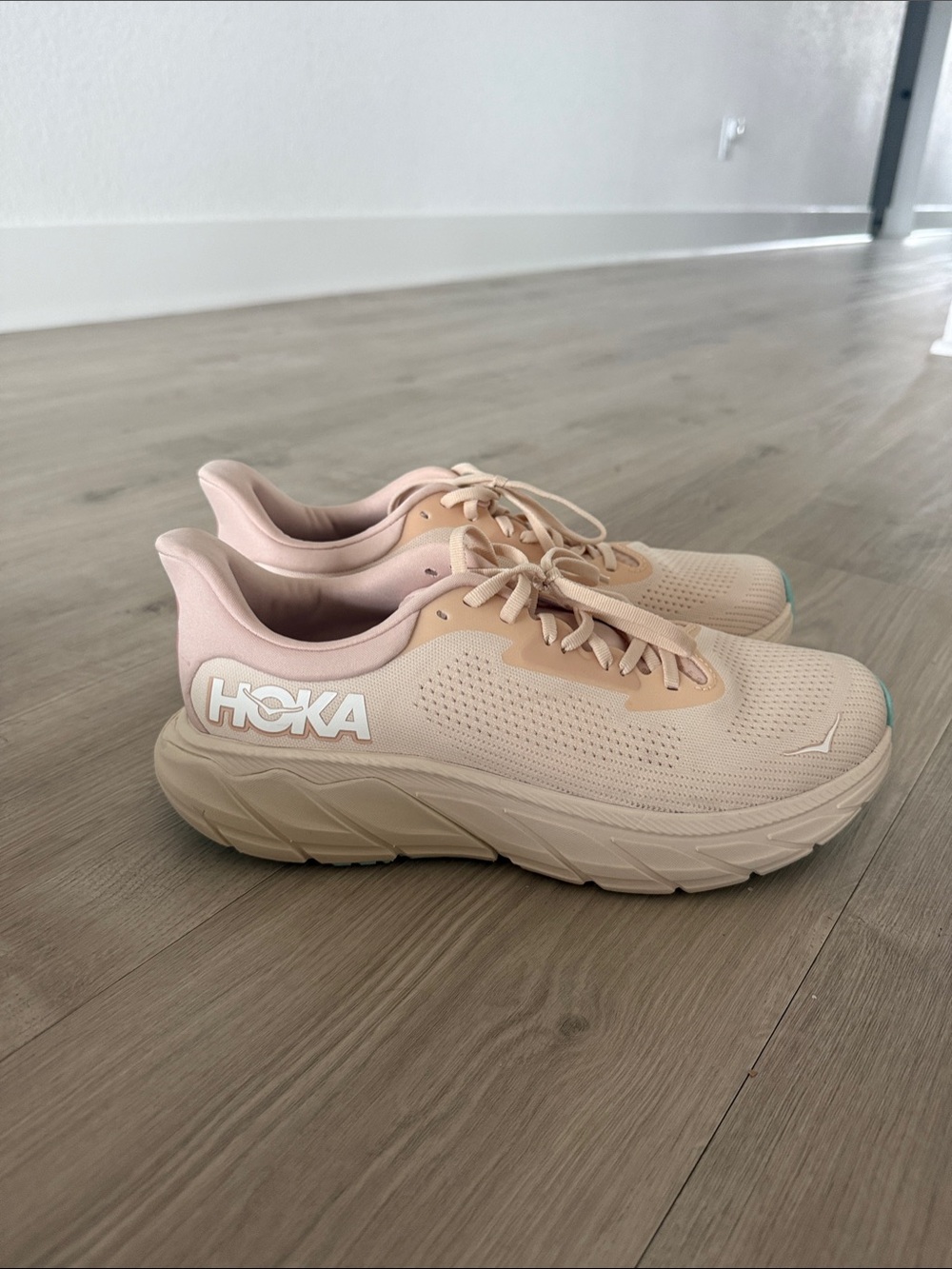 Hoka Arahi 7 Blush Pink Shoes